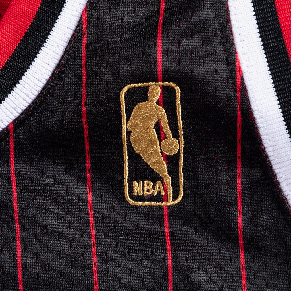 Men's Chicago Bulls NBA Basketball Jersey Alternate Michael Jordan 1996-97 - view 5
