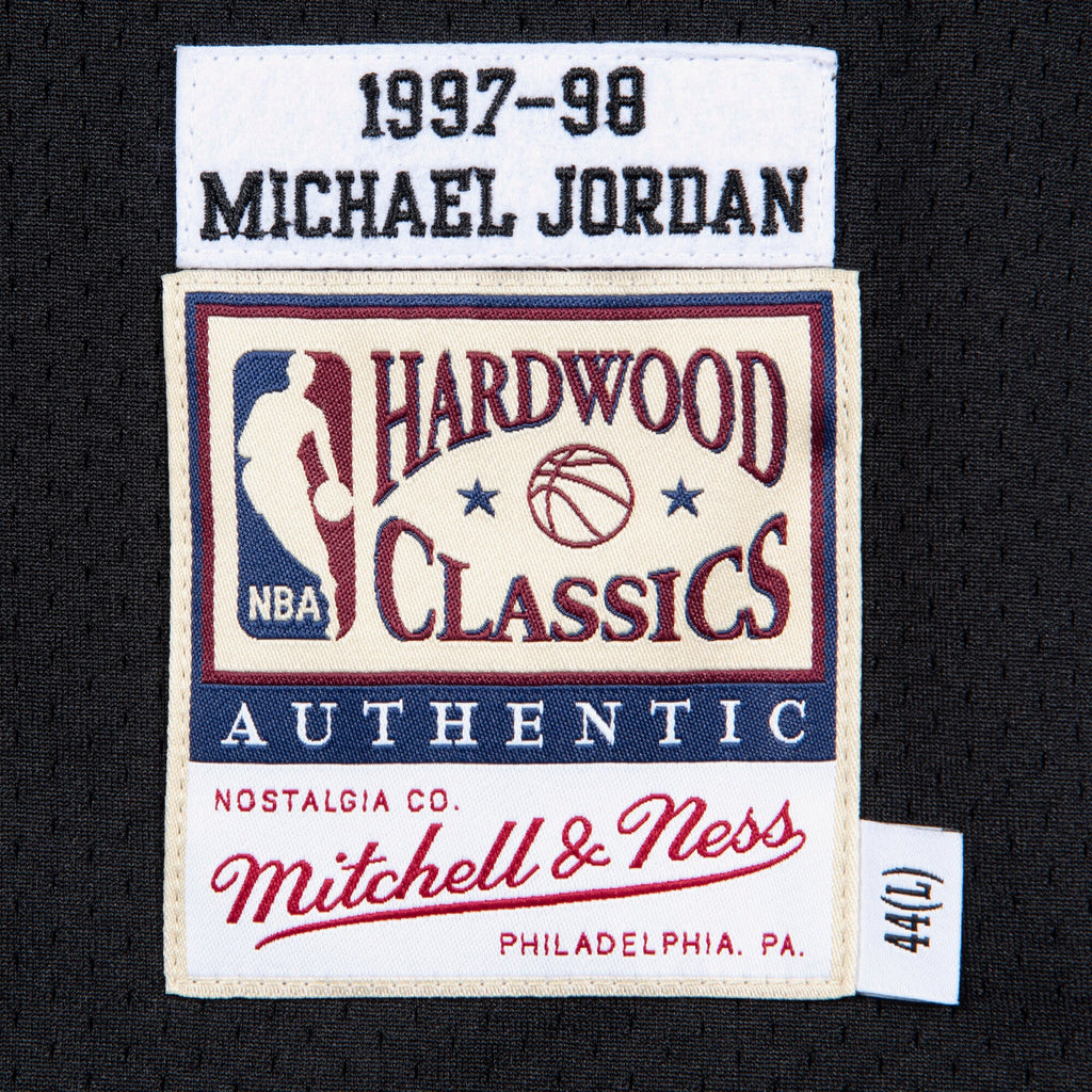 Men's Chicago Bulls NBA Basketball Jersey Alternate Michael Jordan 1997-98 - view 4
