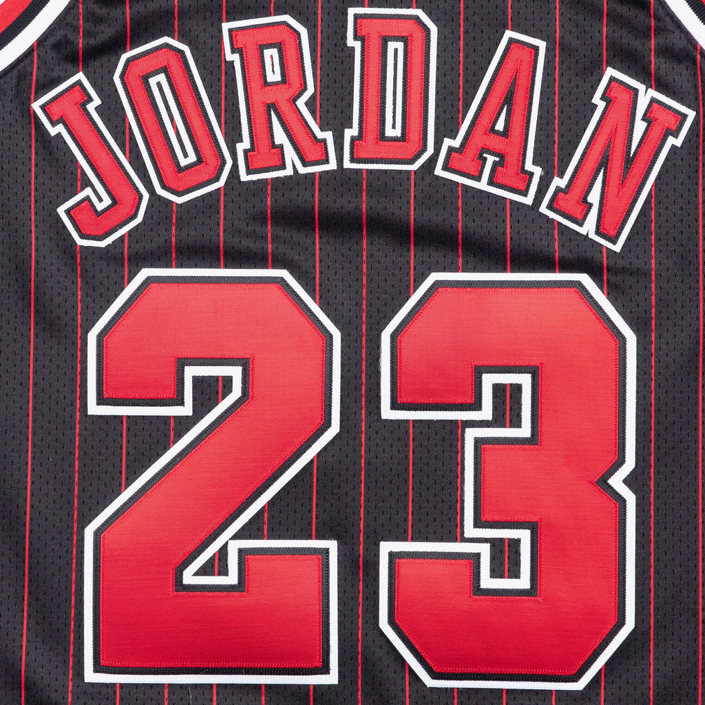 Men's Chicago Bulls NBA Basketball Jersey Alternate Michael Jordan 1996-97 - view 8
