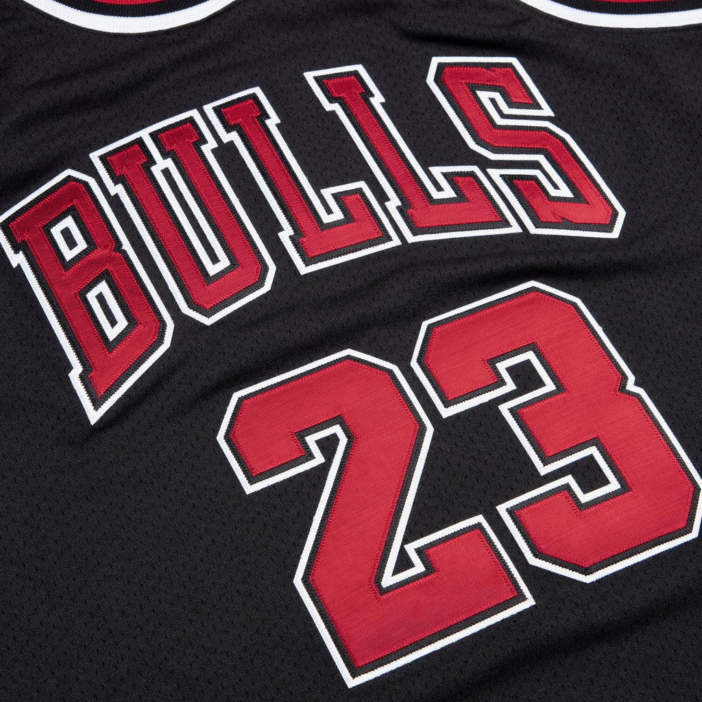 Men's Chicago Bulls NBA Basketball Jersey Alternate Michael Jordan 1997-98 - view 6