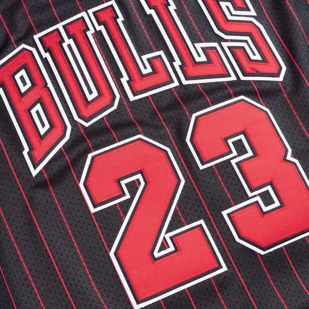 Men's Chicago Bulls NBA Basketball Jersey Alternate Michael Jordan 1996-97 - view 6